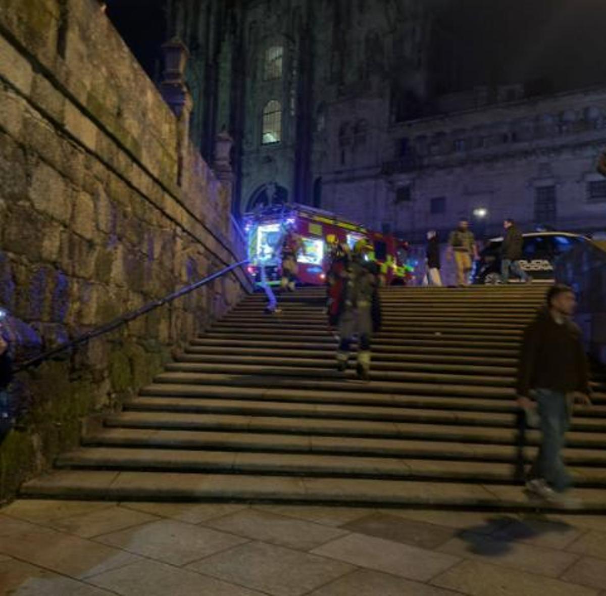 Un fumador provoca una falsa alarma de incendio en un hotel sin personal junto a la Catedral de Santiago
