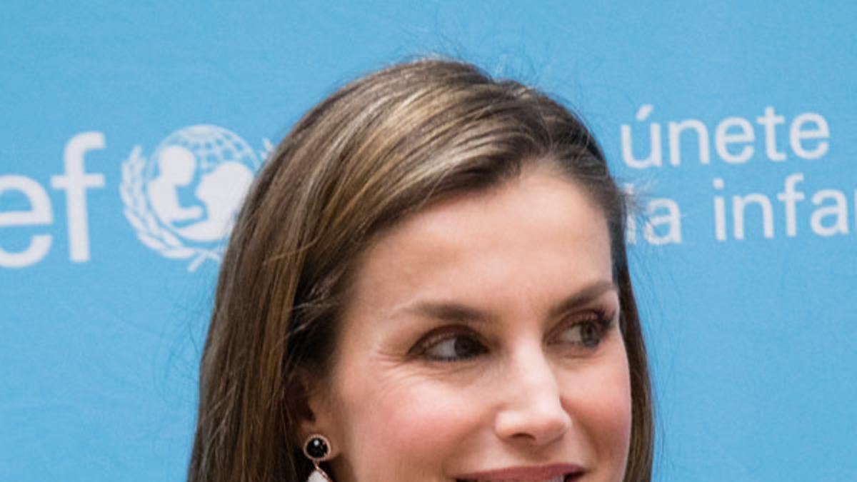 Letizia Ortiz con vestido de Carolina Herrera con escote barco