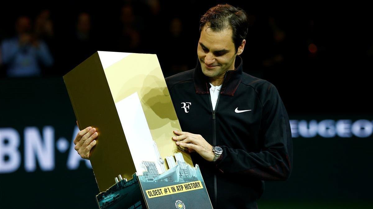 Federer posa con el n. 1 en Rotterdam