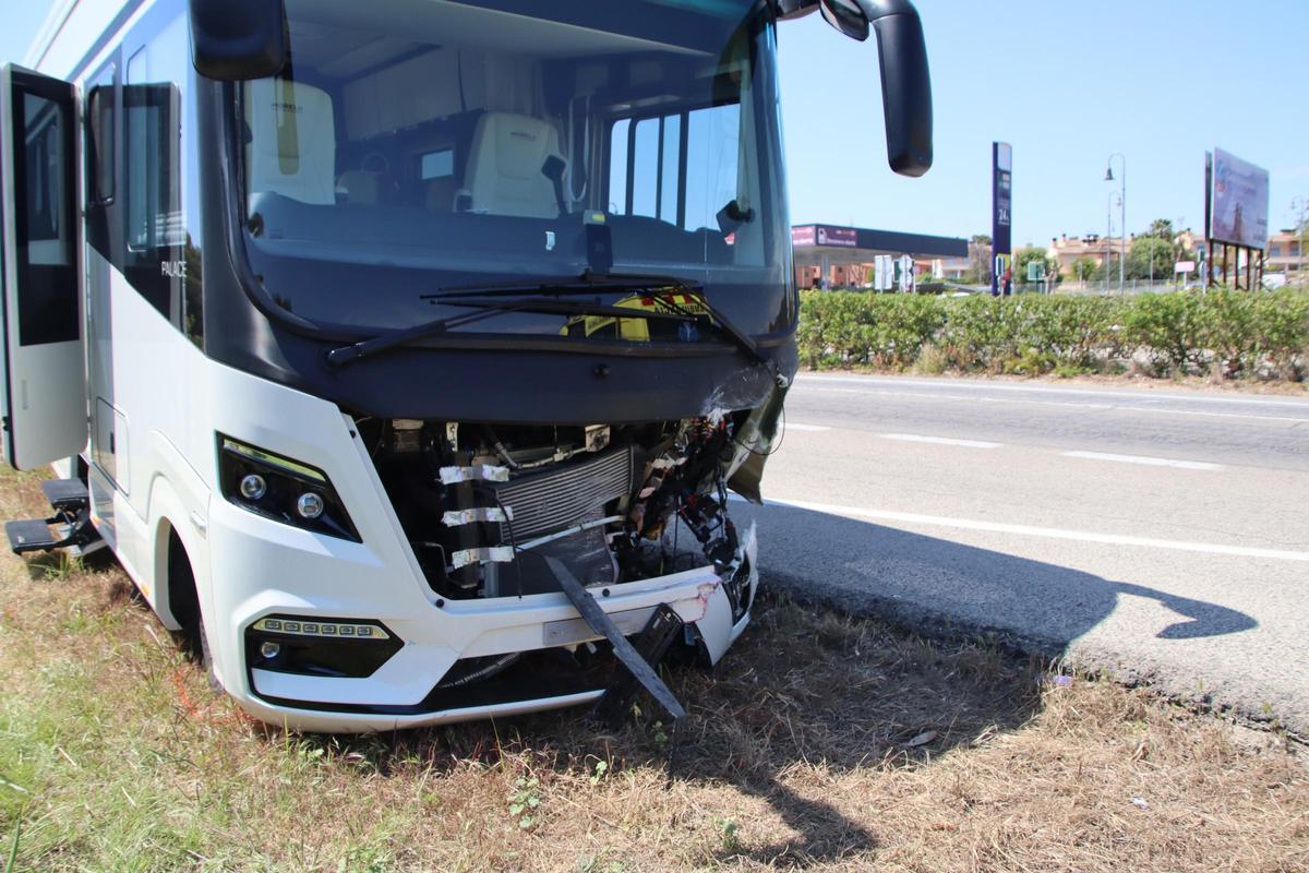 Imatge de l'autocaravana amb la qual ha xocat el vehicle en l'accident a l'N-340 a Roda de Berà aquest dilluns