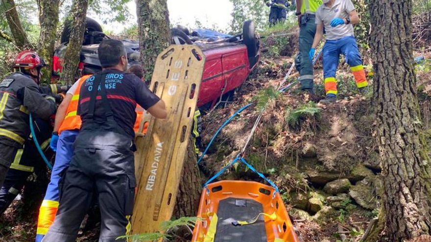 Los bomberos durante el rescate de los atrapados, en Arnoia. | // FDV