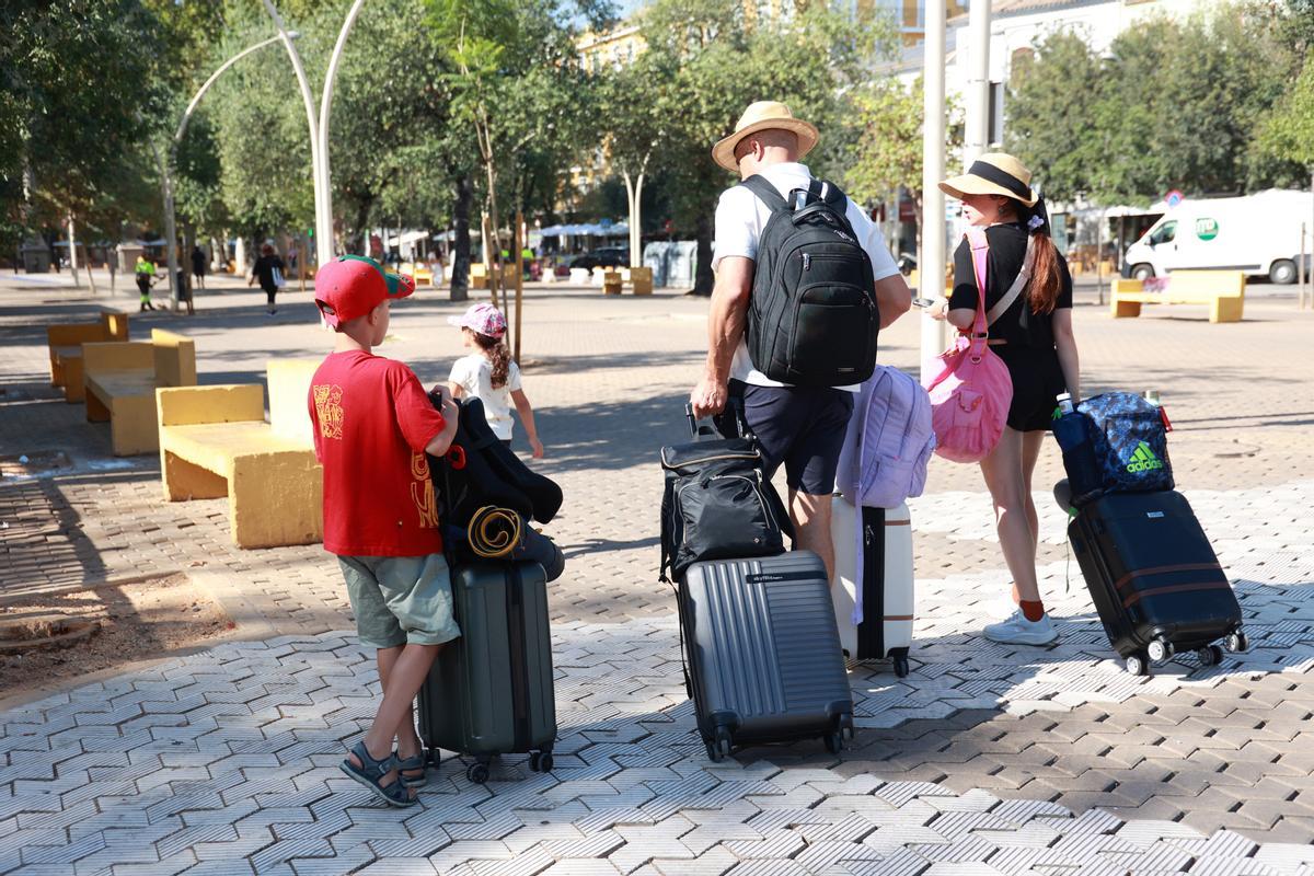 07/08/2024 Turistas con maletas en la Alameda de Hércules de Sevilla. A 7 de agosto de 2024, en Sevilla (Andalucía, España).. Las reservas de último minuto en Destinia están experimentando una desaceleración notable en comparación con años anteriores, con una anticipación media para este puente de agosto que ha alcanzado los 55 días, un 85% más con respecto a 2023, cuando la media era de 29 días. ECONOMIA ROCÍO RUZ / EUROPA PRESS