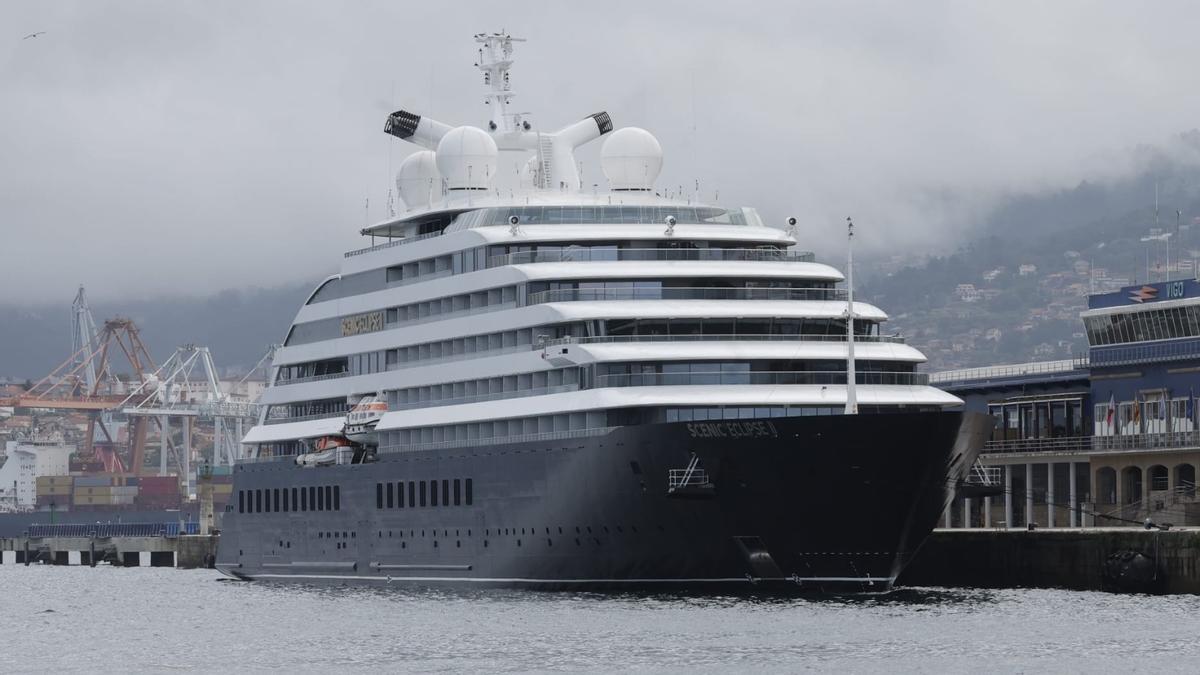 El 'Scenic Eclipse II&quot; atracado en el muelle de cruceros de Vigo