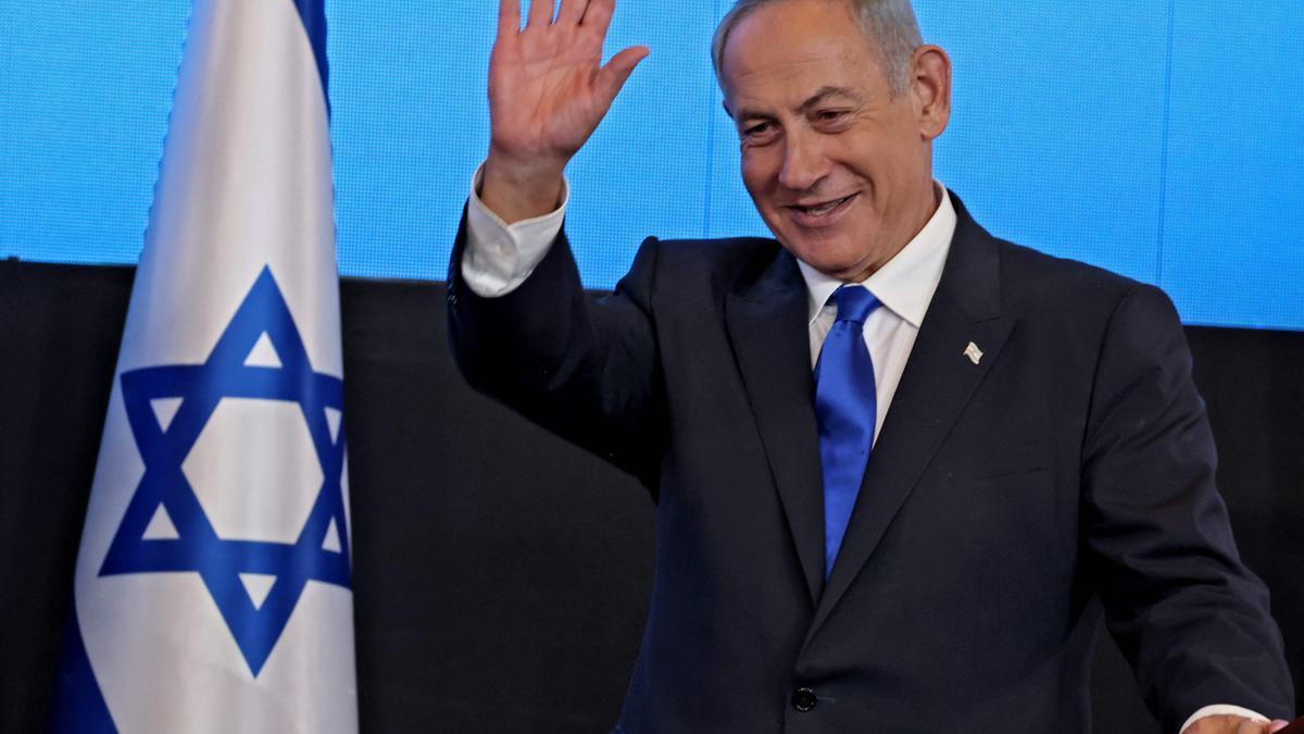 El ex primer ministro israelí Binyamin Netanyahu saluda a sus simpatizantes tras conocer los resultados electorales, este miércoles.