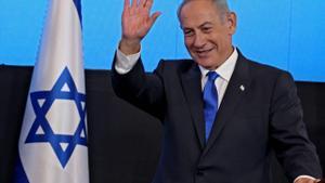 Netanyahu saluda a sus simpatizantes tras conocer los resultados electorales.