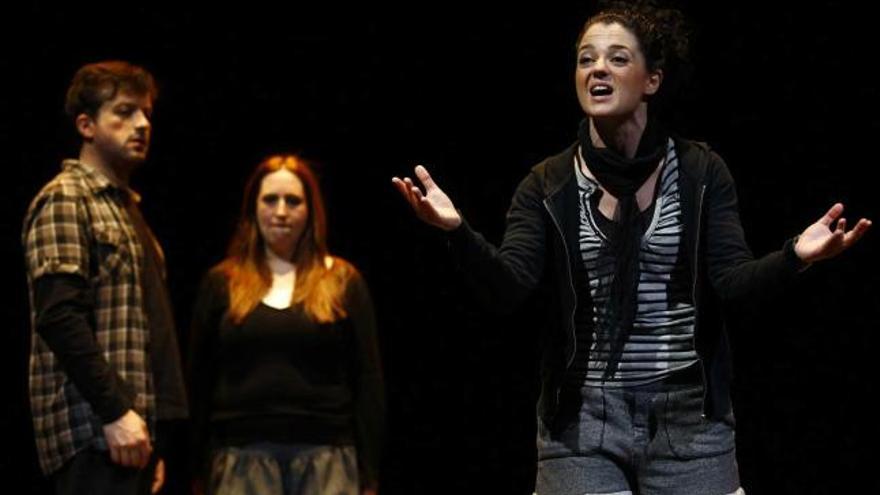 Jorge Moreno, Sonia Vázquez y Cristina Cillero, ayer, representando «Teatromaquia».