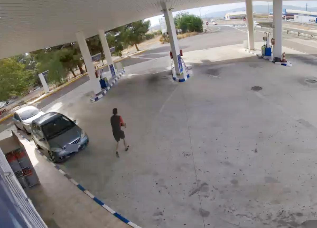 Las cámaras de vigilancia captaron la huida del sospechoso.