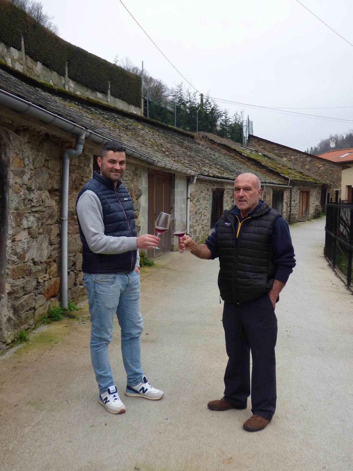 Luciano Gómez y José Antonio Menéndez, en el barrio bodeguero de Puenticiella.