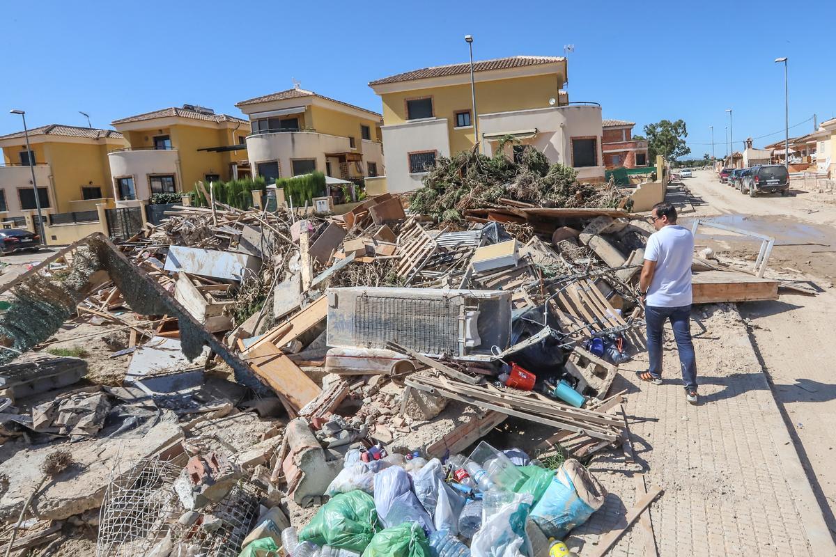 Destrozos en un barrio residencial de Benferri por el arratre del agua durante la DANA