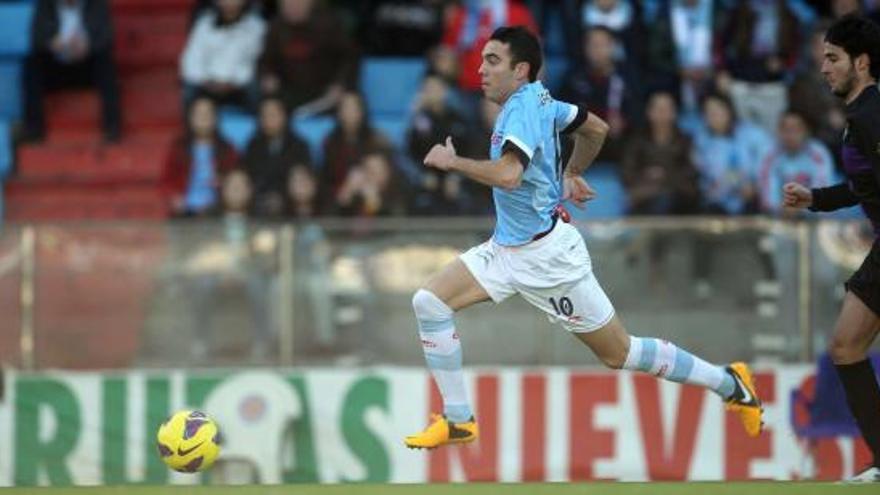 Aspas se escapa de su marcador en la jugada que acabó en el primer gol del Celta. // R.Grobas