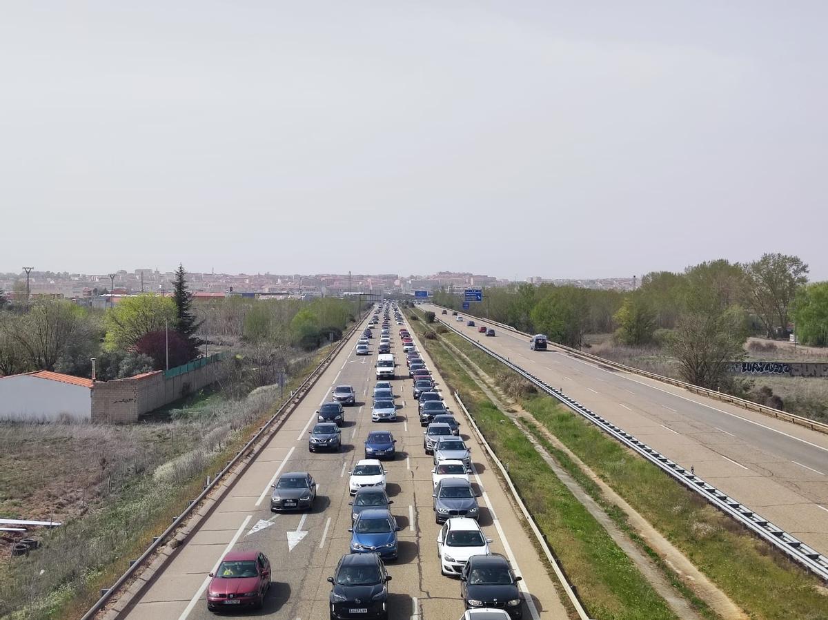 Estado del tráfico en la A-6 en sentido Madrid a su paso por Benavente.