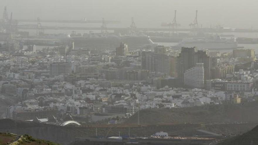 Canarias, en alerta por vientos y prealerta por calima y mala mar.