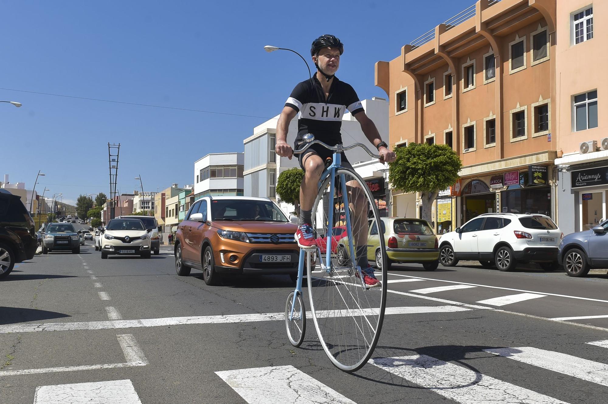 Pelle Kippel, turista sueco, con su biciclo