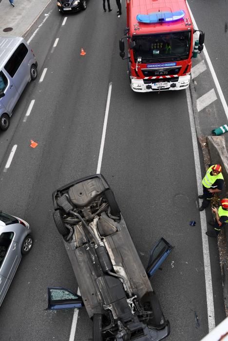 Aparatoso accidente de tráfico en Perillo