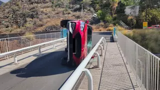 El vuelco de un vehículo bloquea una carretera de Tenerife
