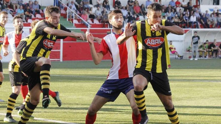 Una acción del último partido del Alondras en el campo de O Morrazo, con Abel en el centro. // S. Álvarez