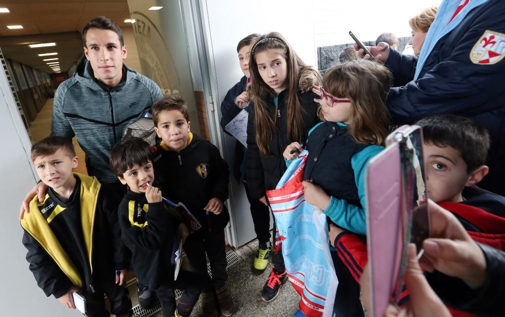 Las gradas de A Madroa se llenan de aficionados en el primer entrenamiento a puerta abierta del Celta después de caer eliminado ante el Manchester United