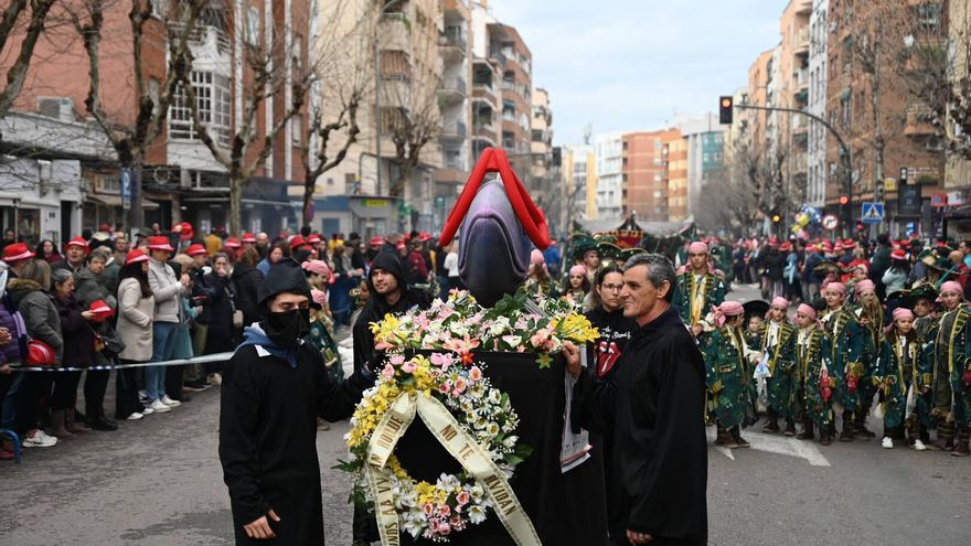 La barriada San Roque de Badajoz llora la muerte de la Sardina un año más