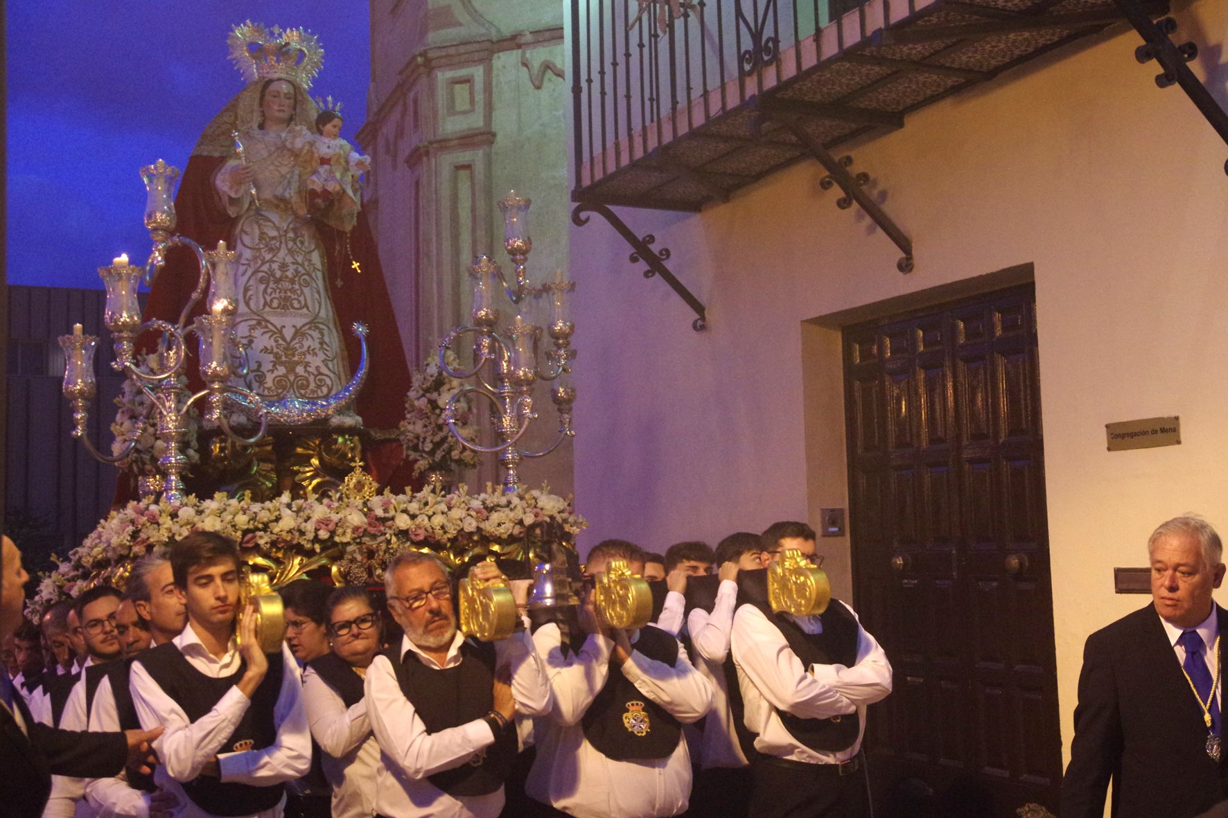 Procesión de la Virgen del Rosario organizada por la Agrupación de Glorias