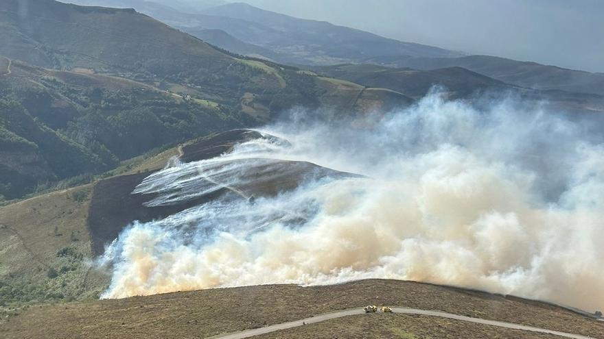 Nuevo incendio forestal en El Candal (Castropol), junto a un parque eólico