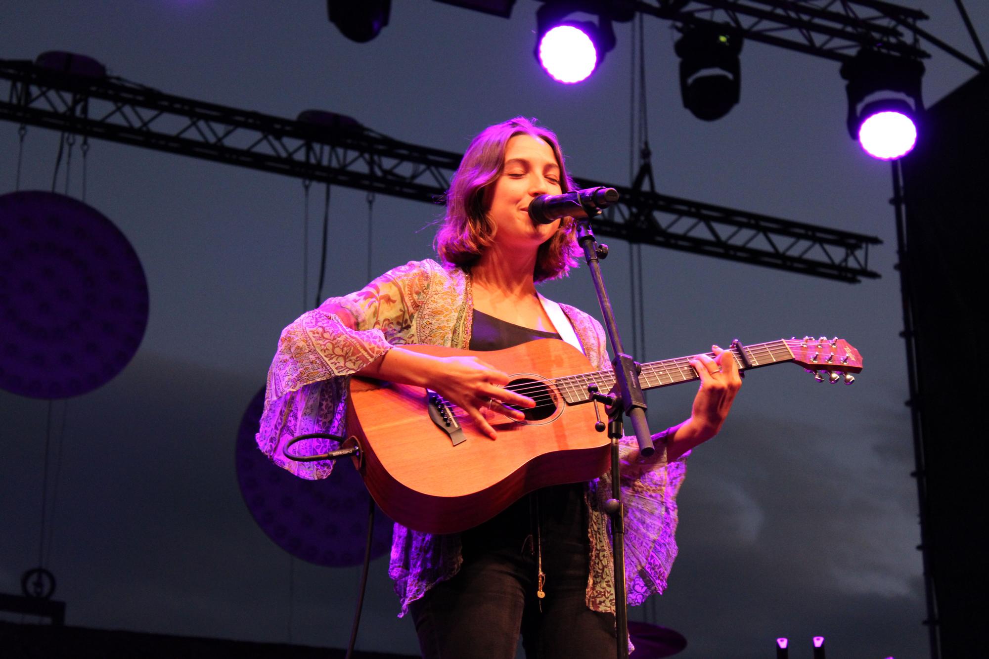 Sara Roy, Greg Taro i Alvaro Soler animen un públic enèrgic a la Ciutadella de Roses