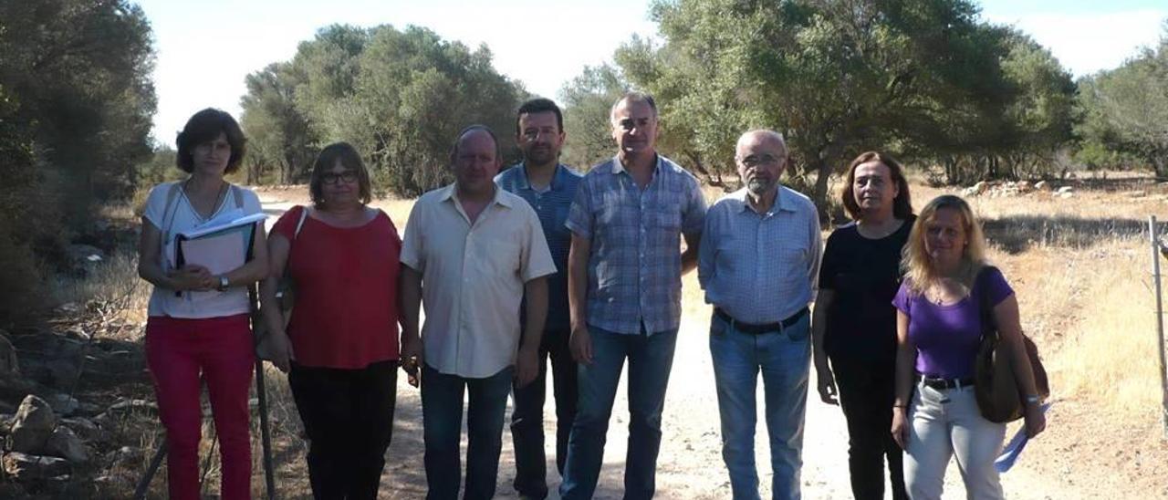 Imagen del acuerdo de ayer entre la propiedad y el ayuntamiento de Llucmajor. A la derecha, Luis Rodríguez Toubes &#039;Luisito&#039;.