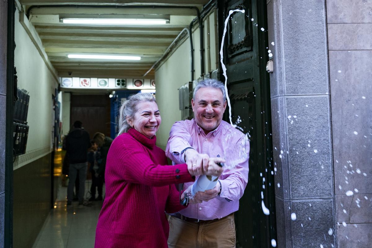 GRAFCAT4436 Olot (GIRONA) 22/12/2022.- El propietario de la administración de lotería número 1 de Olot (Girona) celebra haber vendido el número 04074, agraciado con el segundo premio del Sorteo Extraordinario de la Lotería de Navidad. EFE/Siu Wu