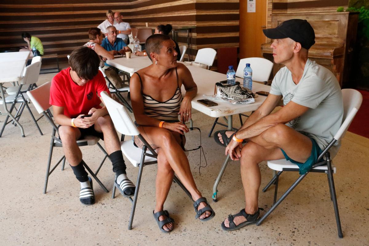 Raül Martínez i la seva família, a l'espai habilitat pels desallotjats per l'incendi de la Bisbal d'Empordà