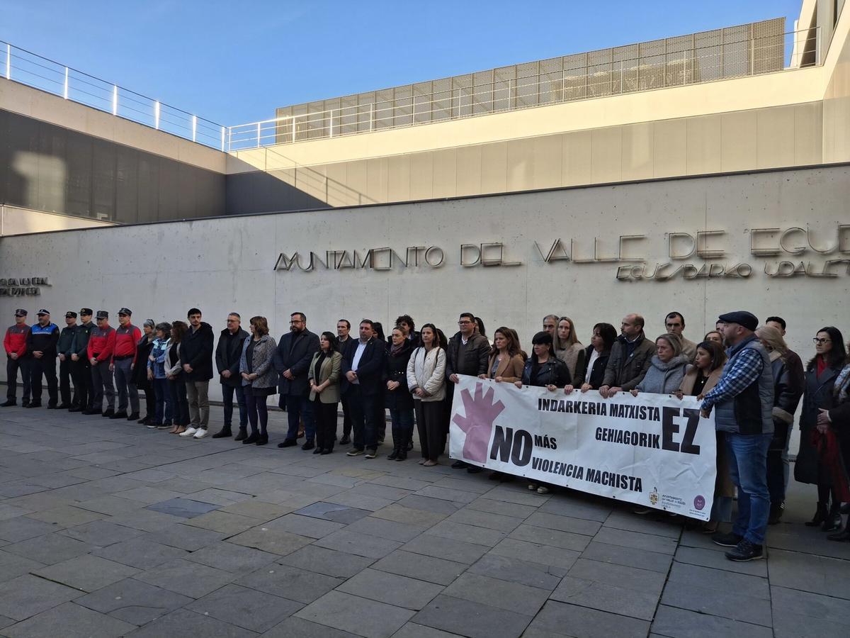 21/02/2026 Concentración en protesta por el asesinato de una mujer en Sarriguren.. Cientos de vecinos de Sarriguren junto con representantes de las instituciones navarra se han concentrado este sábado por la tarde a las puertas del Ayuntamiento del Valle de Egüés para condenar el asesinato de una vecina de la localidad, en un presunto caso de violencia de género, y para expresar su apoyo a los familiares y allegados de la víctimas. ESPAÑA EUROPA SOCIEDAD NAVARRA