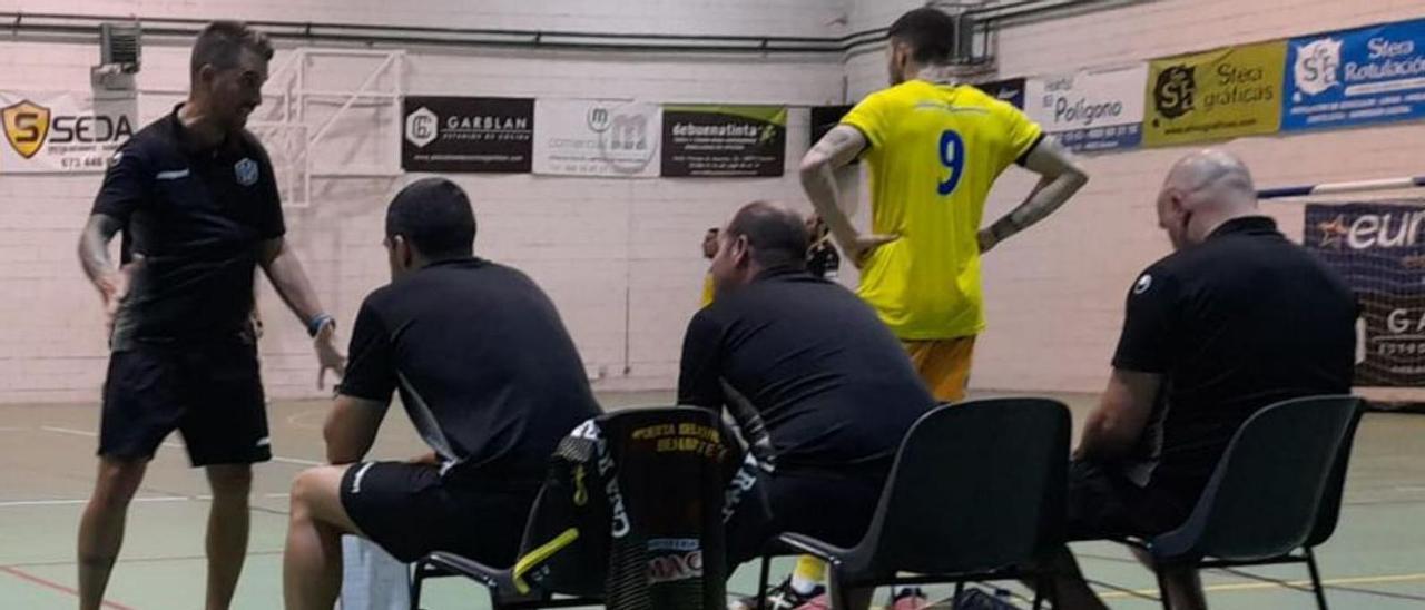 Chema Sánchez, entrenador del At. Benavente, con su equipo técnico. | LOZ