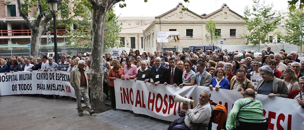 Concentración vecinal ante las puertas de la conselleria de Sanidad contra el Hospital de Manises, en el año 2011. | ABELARD COMES