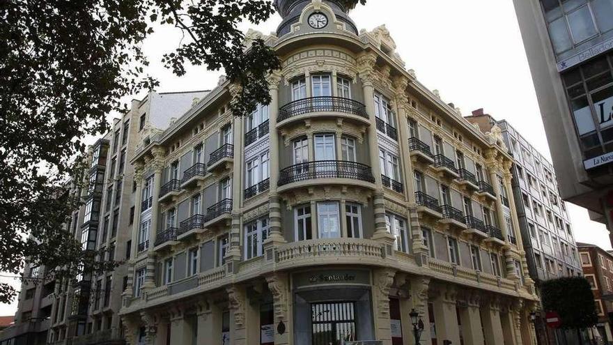 Edificio de la calle Emile Robin donde se vende uno de los pisos más caros que ofertan los bancos.