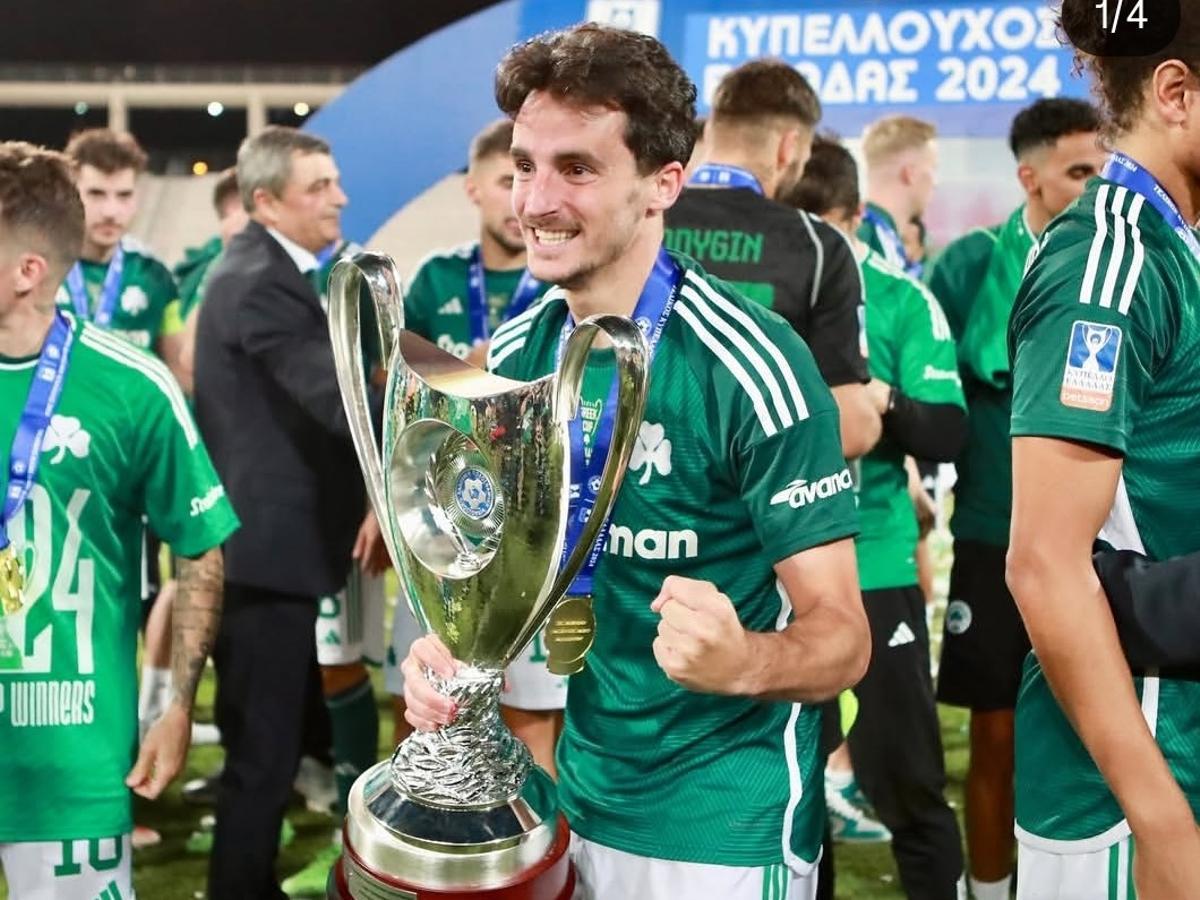 Juankar, con el título de la Copa de Grecia con el Panathinaikos en 2024.