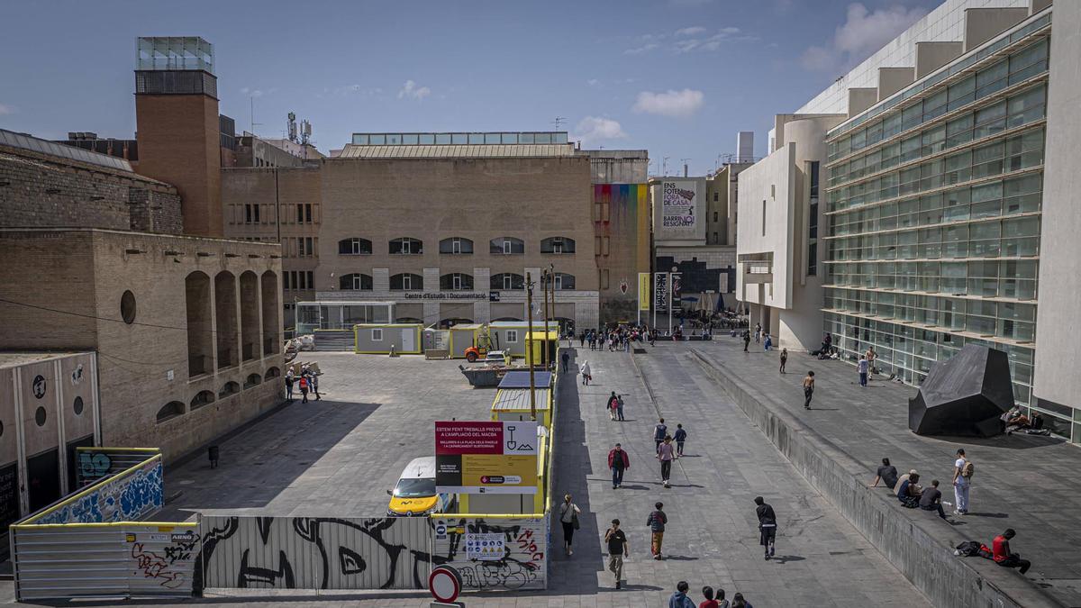 Plaza dels Àngels con las obras del MACBA ya iniciadas