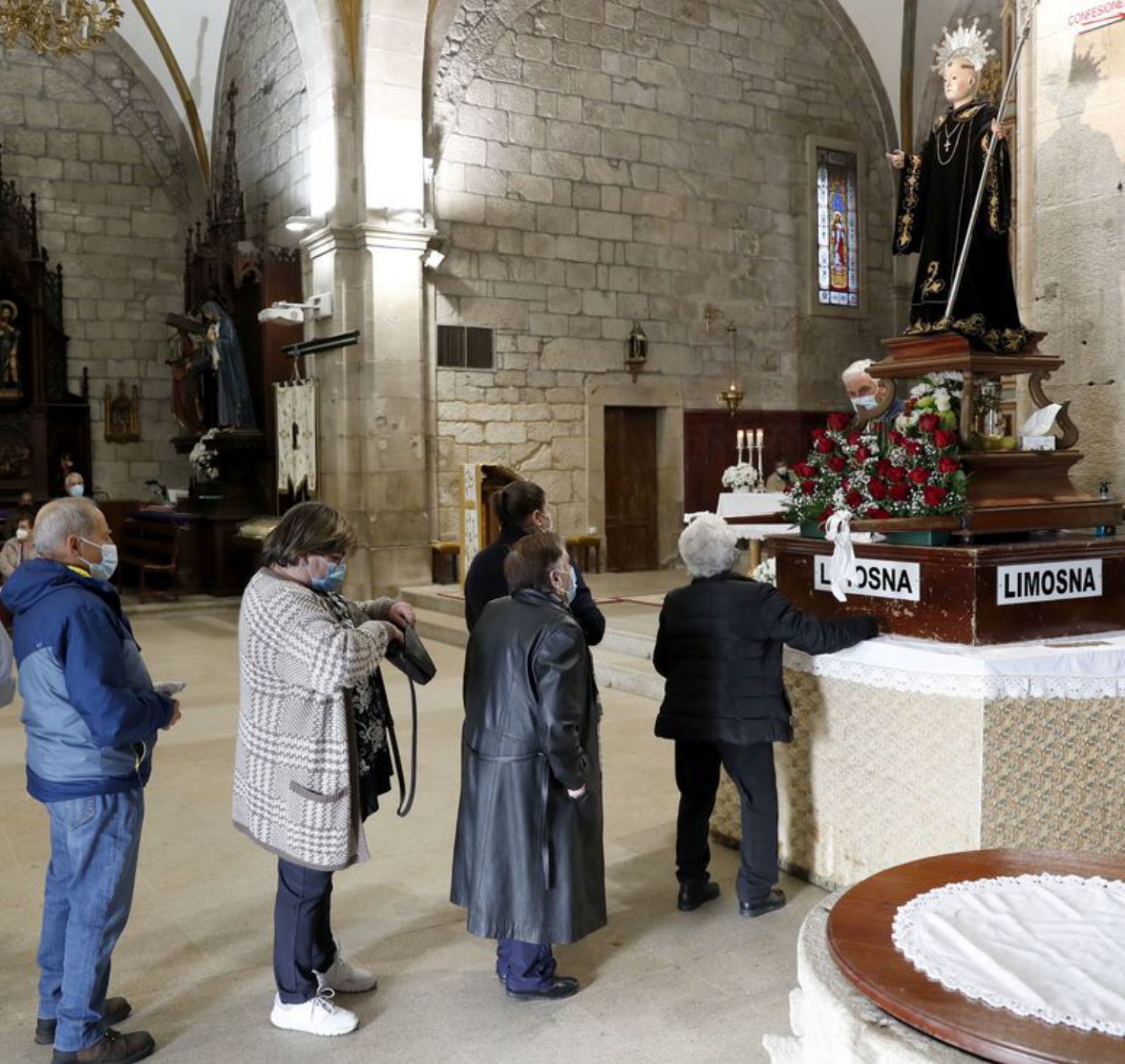 Los devotos, ayer, ante la imagen de San Benito en Gondomar. / José Lores