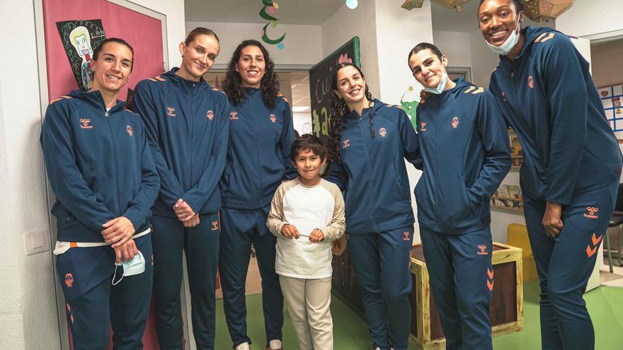 El Valencia Basket reparte juguetes y sonrisas entre los niños hospitalizados