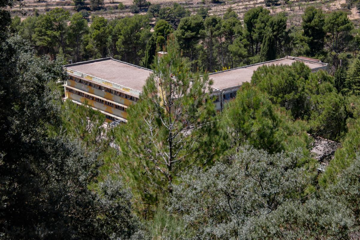 Vista de los terrenos de la base desde una cota más alta, donde se observan las dimensiones de su edificio principal.