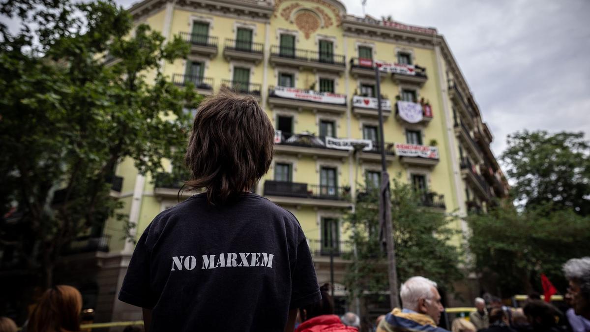 Los vecinos de Tarragona 84 avisan con pancartas a los turistas del daño que causan