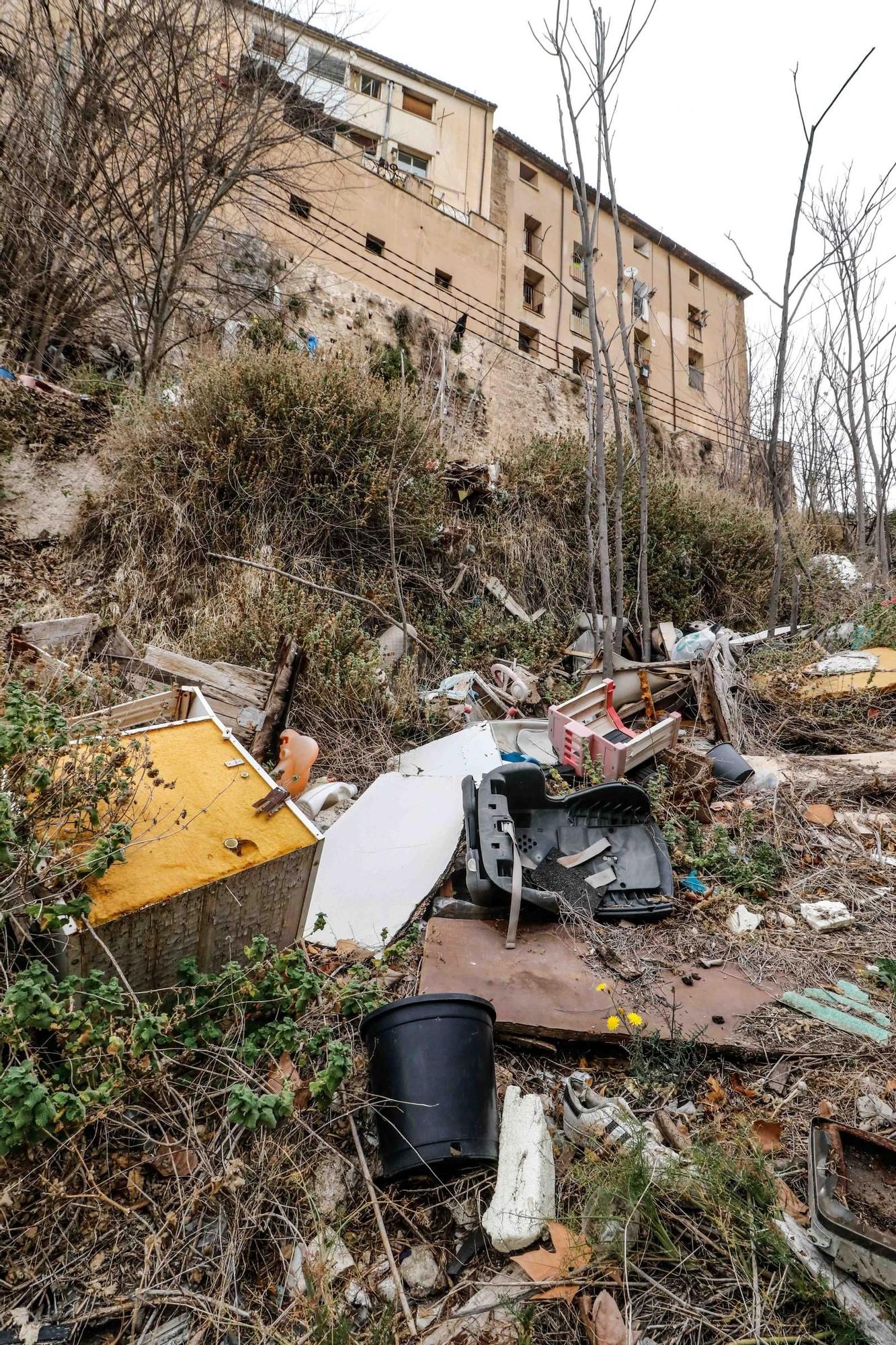 Se amontona la basura en el barrio de Algezares de Alcoy, junto a la Torre-Portal de Cocentaina