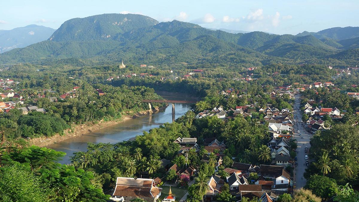 Luang Prabang, entre montañas y ríos, es una de las ciudades más bellas y serenas del Sudeste Asiático.