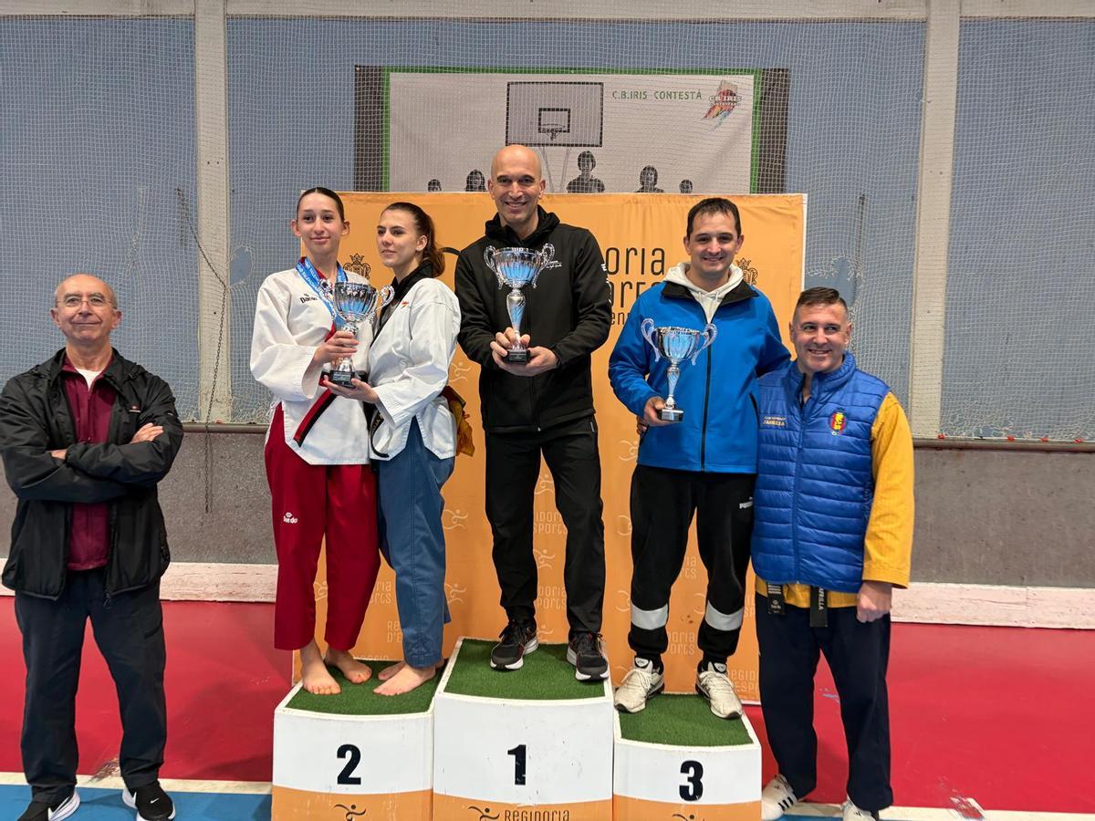 El director técnico y competidor, Gustavo Díaz Arenas, en lo más alto del podio