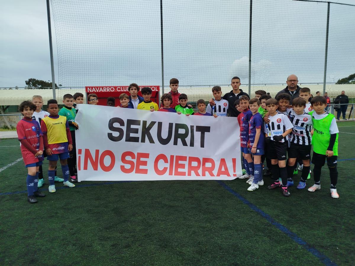 Jugadores del Navarro y el Rayo Villalegre, con una pancarta de apoyo a la plantilla de Sekurit.