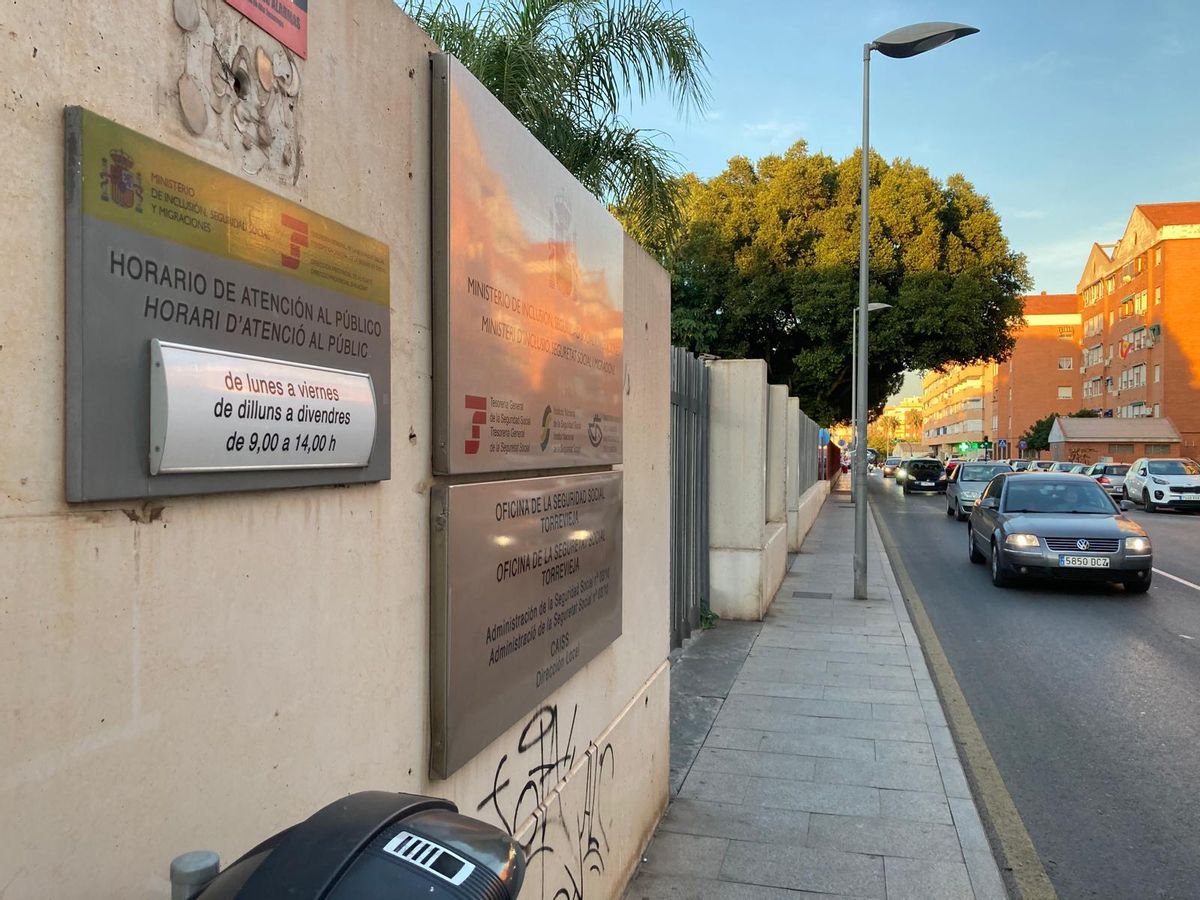 Acceso a la sede de la Tesorería de la Seguridad Social de Torrevieja en la avenida de Urbano Arregui