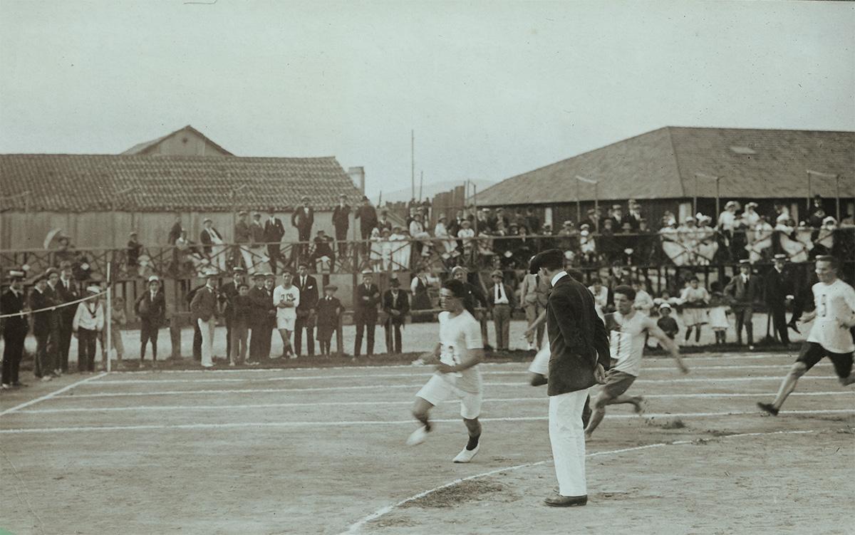 Campo de Coia en 1913  celebrándose la prueba de relevos: Ayre, Brett, Moore, Bernard y Leonard Taylor