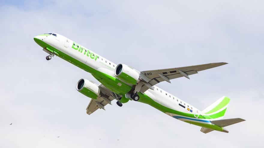 Binter volará a nuevas rutas de la Península con «modernos y sostenibles» aviones del modelo Embraer, como el de la imagen.