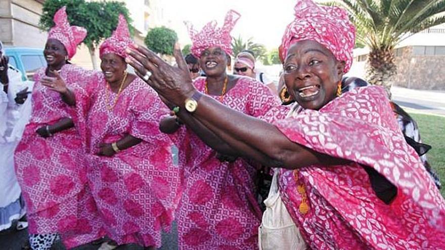 Varias mujeres recorrieron las calles de Puerto del Rosario mostrando el Ndawrabin, baile típico de la zona costera de Senegal.   GABRIEL FUSELLI