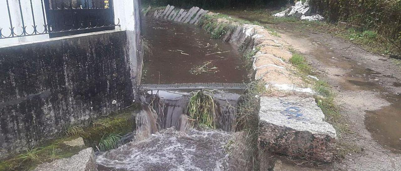 El río Bispo, a su paso por el centro urbano de Bueu, durante la tarde del lunes.