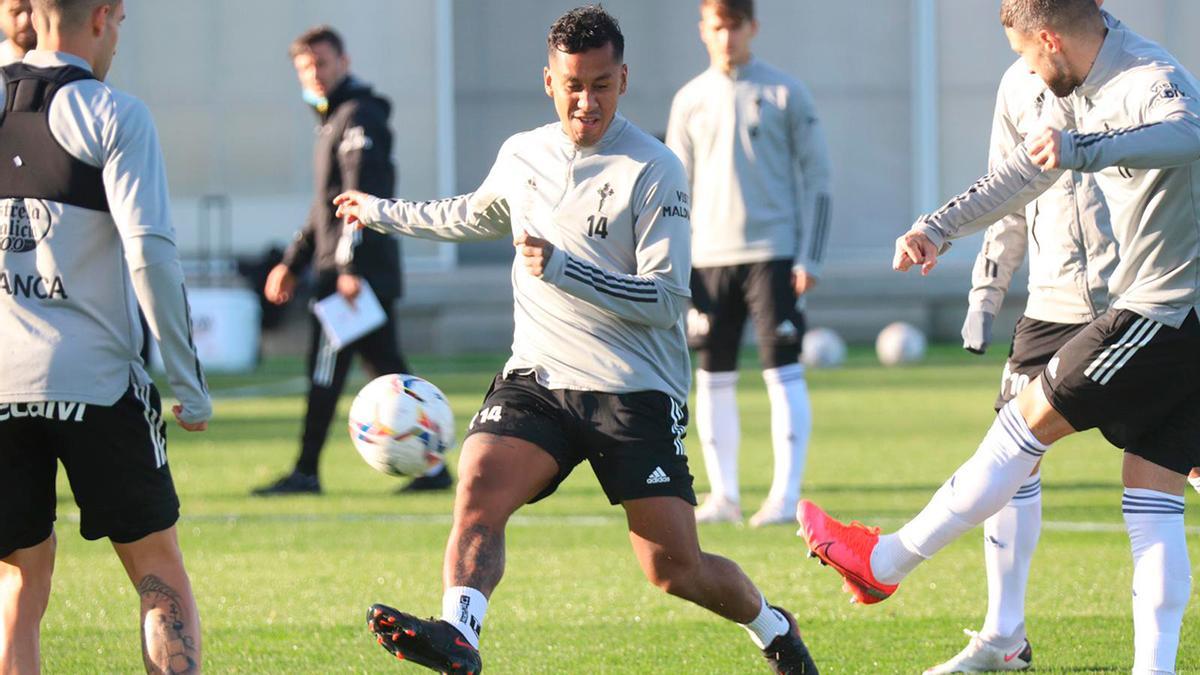 Renato Tapia intenta alcanzar el balón durante el entrenamiento vespertino del viernes en la ciudad deportiva de Mos.