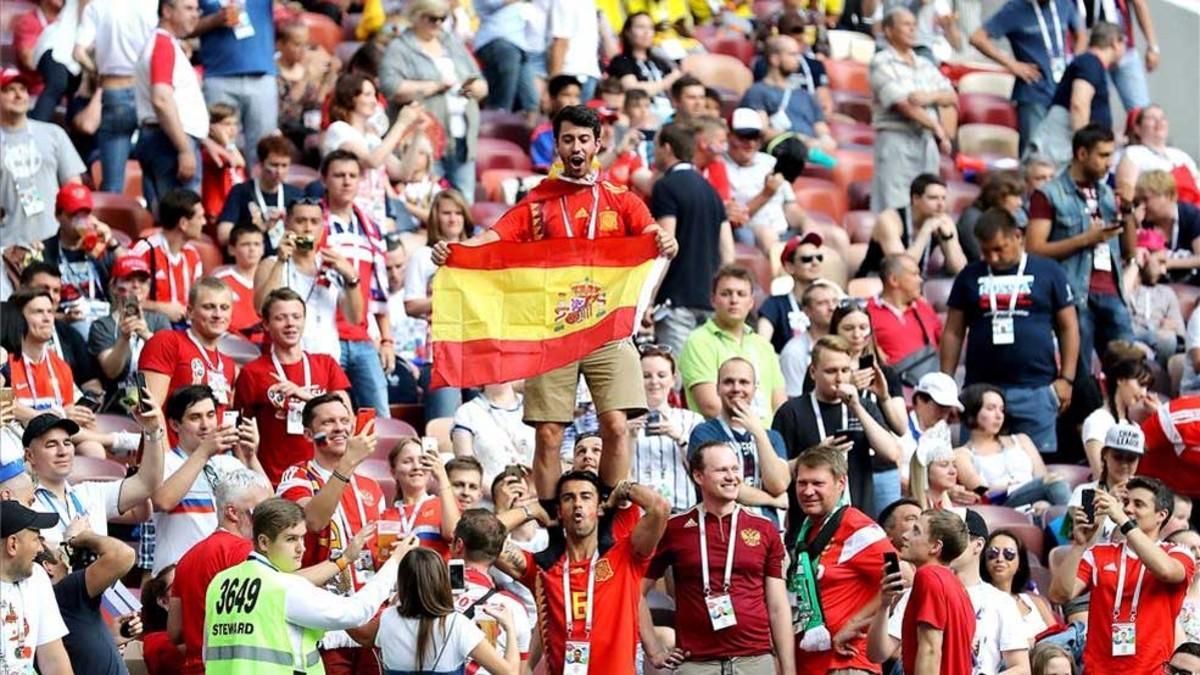 Un hincha español con su bandera rodeado de aficionados rusos