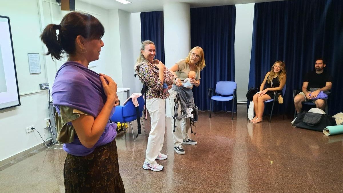 Taller de porteo de bebés con muñecos celebrado en el Hospital de Alicante